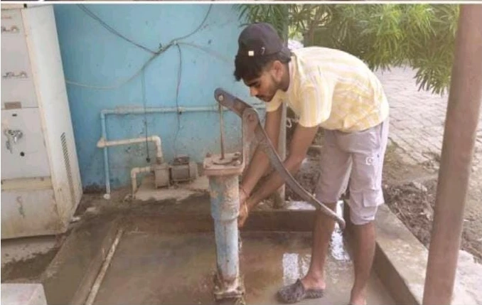 चकिया अस्पताल में पेयजल संकट: भीषण गर्मी में मरीज बेहाल - Chakia chakia referral hospital handpump - Chakia
